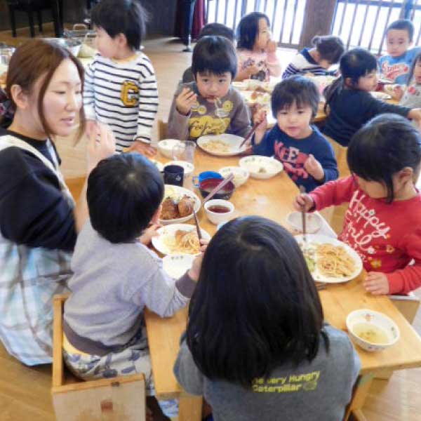 園児たちの食事中の写真